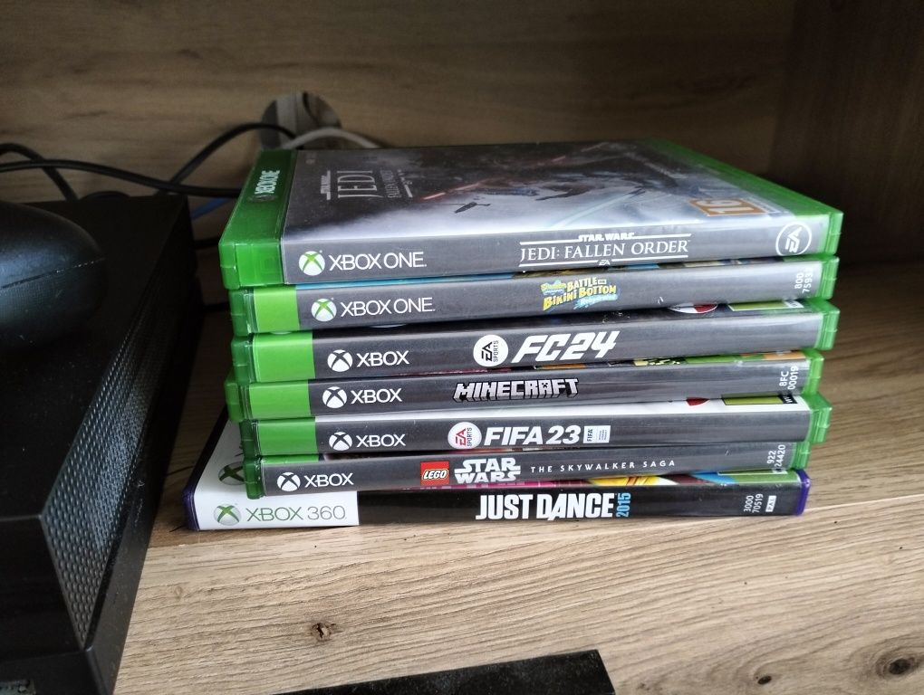 Xbox one x 1Tb + 2 pady+ gry