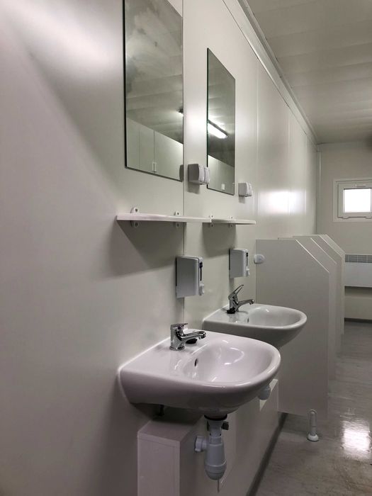kontener sanitarny, kontener z prysznicem i sanitariatem, kontener WC