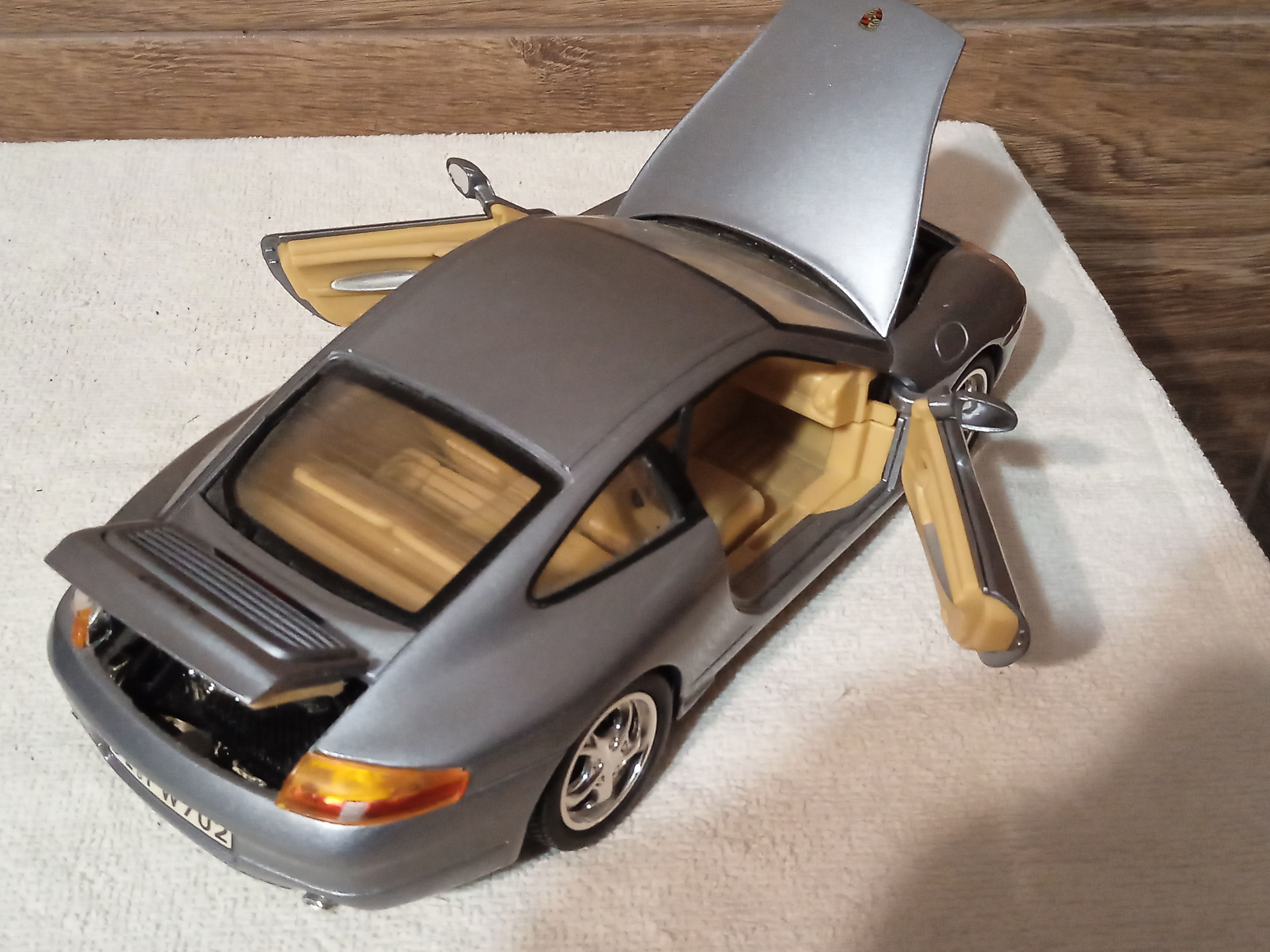 model Porsche 911 (68801) 1/18