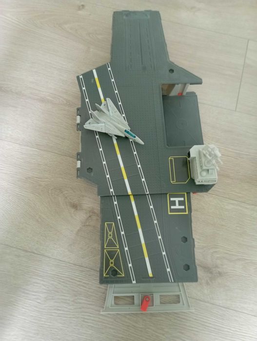 Lotniskowiec top gun maverick z 3 samolocikami oryginalne