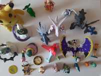 Bonecos e tazos pokemon