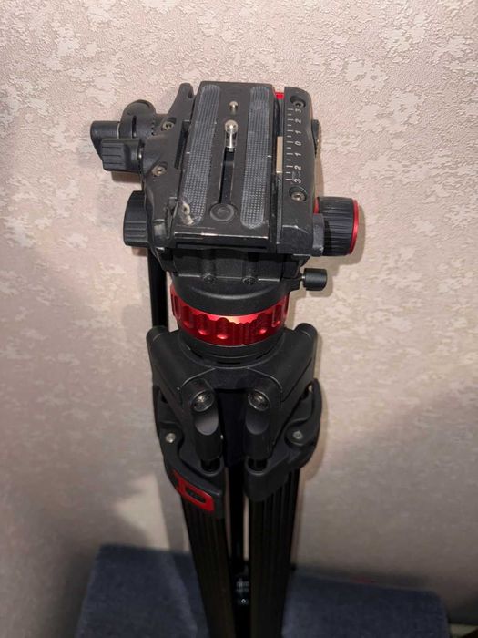 Професійний відеоштатив трипод для зйомки