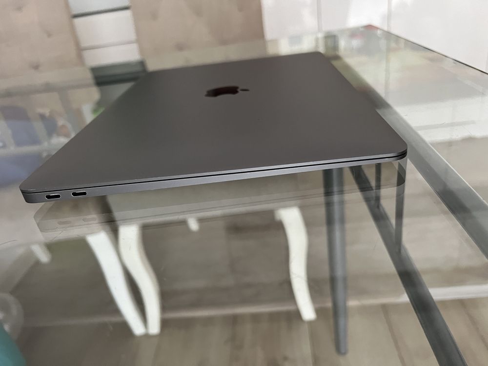 Macbook Air 2019 intel Core I5 w bardzo dobrym stanie