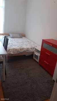430198 - Quarto com cama de casal, com varanda, em apartamento com...