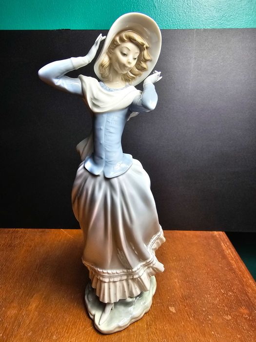 Duża figurka porcelana Lladro 4936 "Wiosenny powiew" 36cm Hiszpania