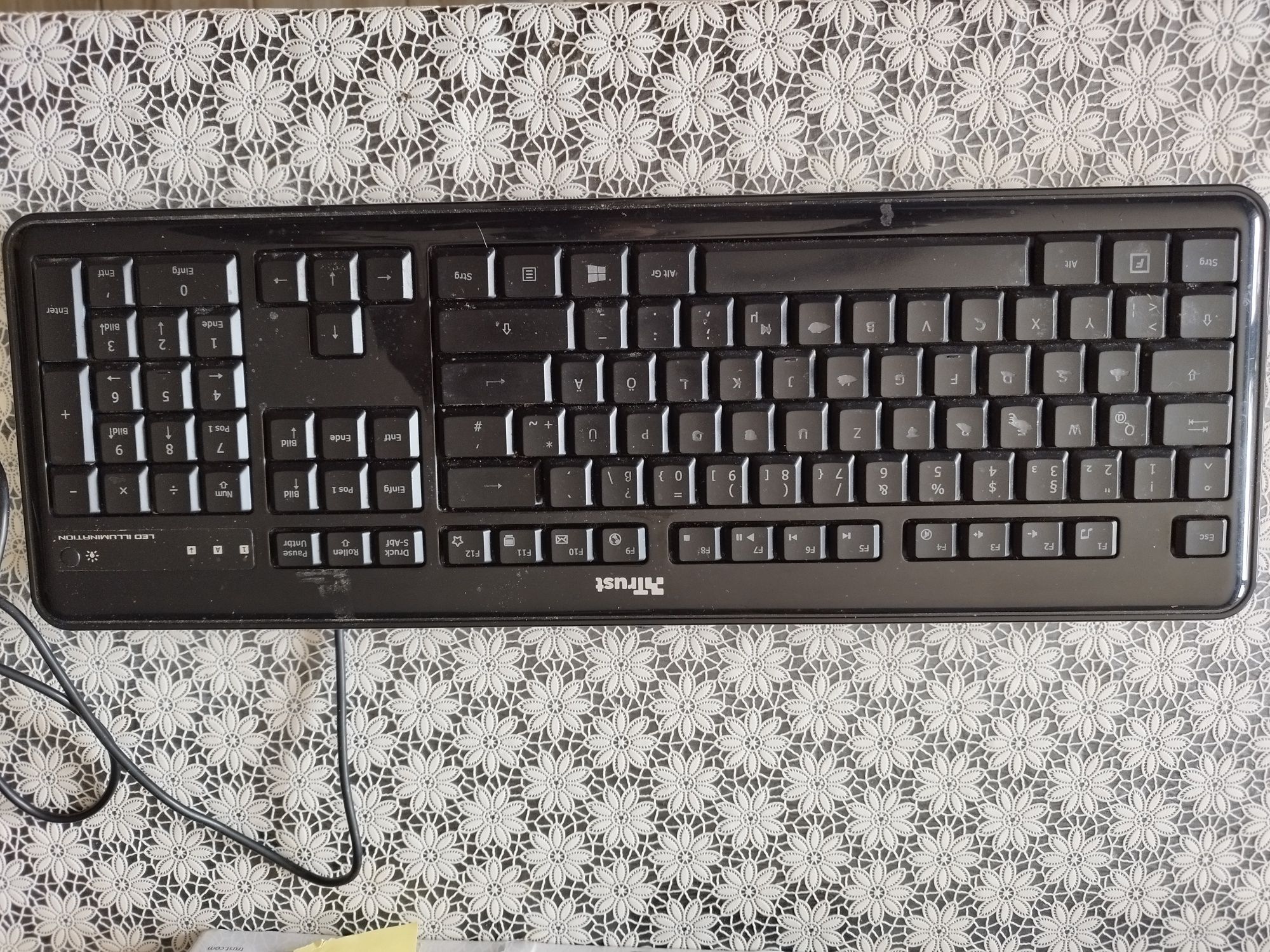Komputer z monitorem i klawiatury