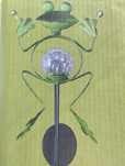 Lampa solarna z motywem żaby i instrumentu.