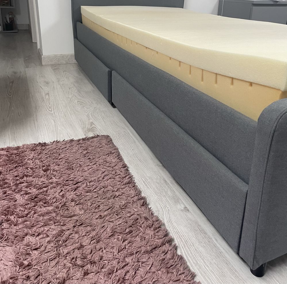 Cama cizenta com arrumação, colchão e protetor colchão ótimo estado