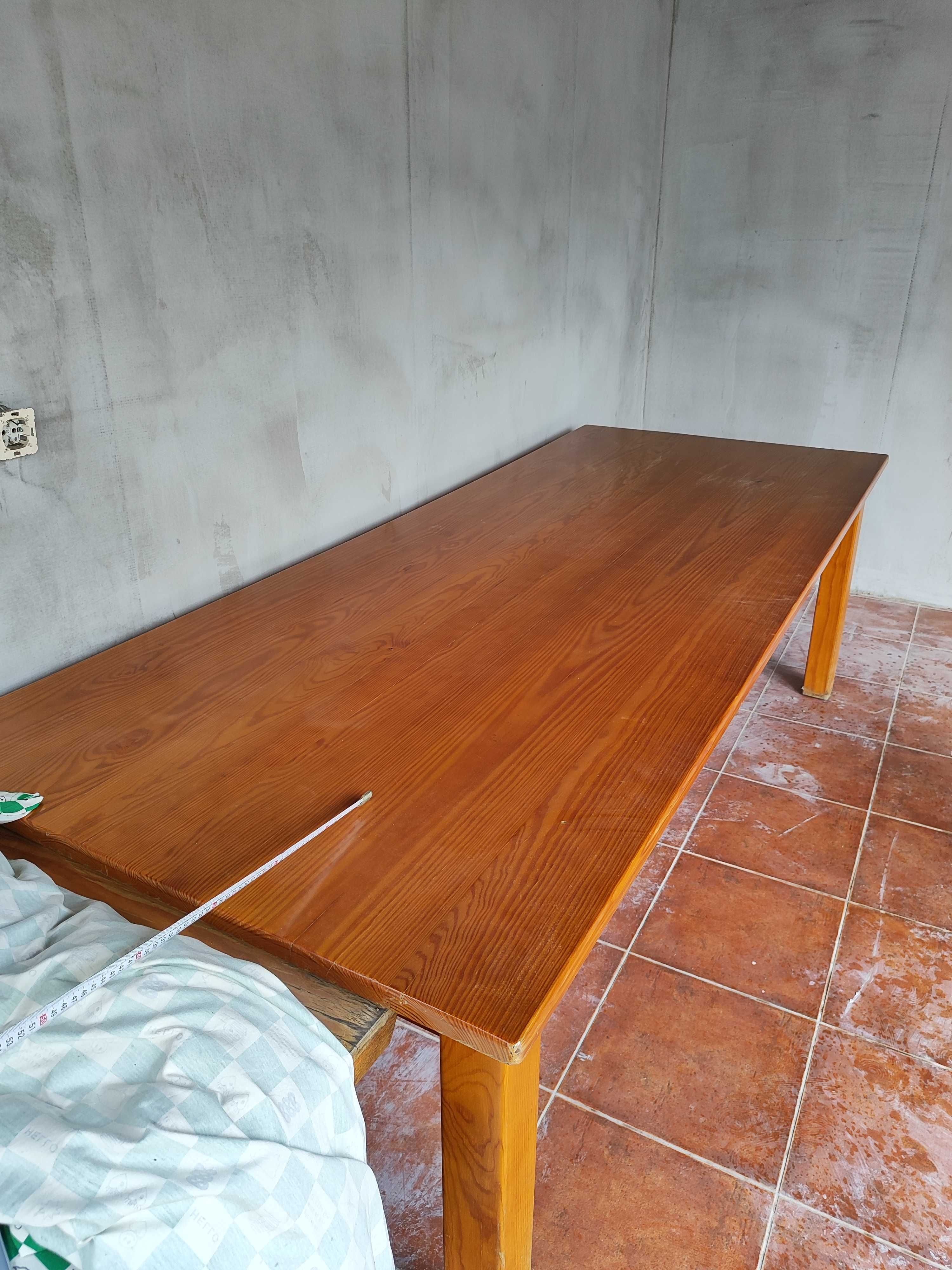 Mesa em madeira maciça