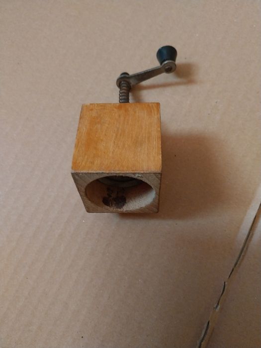 Stary młynek kuchenny z czasów prl-u