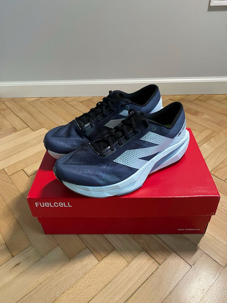 Бігові кроссівки New Balance FuelCell Rebel v4