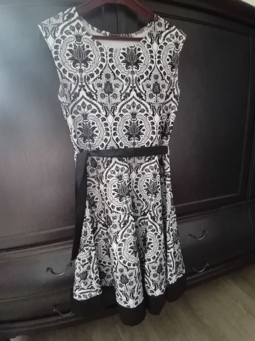 Sukienka elegancka czarno biała M