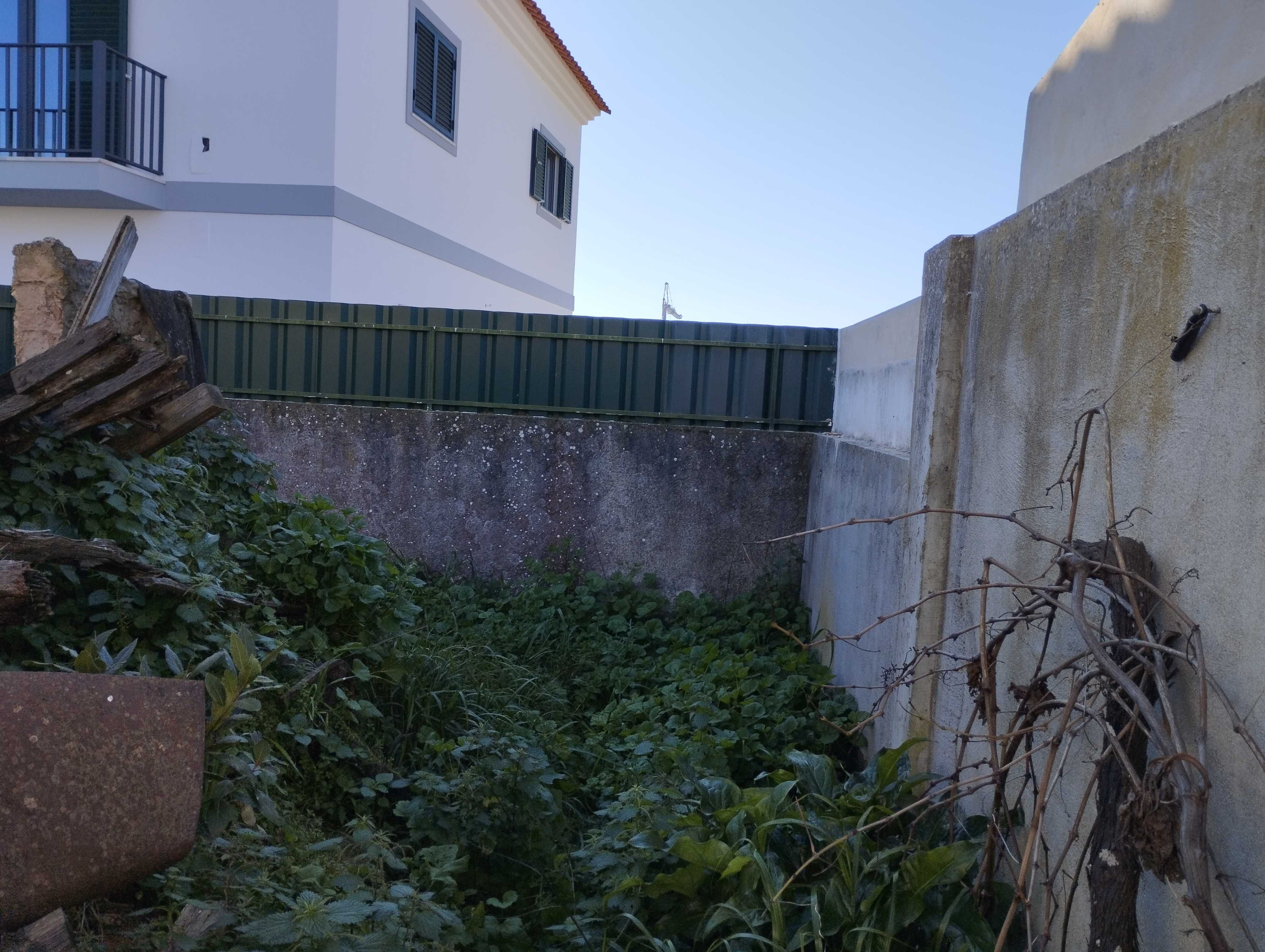 Vende-se terreno com uma construção na Moita