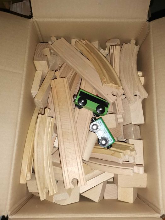 Klocki drewniane i tory z kolejką 125  elementów