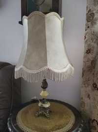 Piękna lampa z abażurem z frędzlami i kamienno-mosiężną nogą