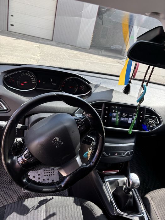 Продам Peugeot 308  2015року