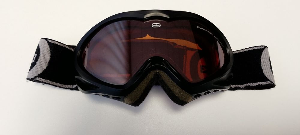 Сонцезахисні окуляри для зимових видів відпочинку.