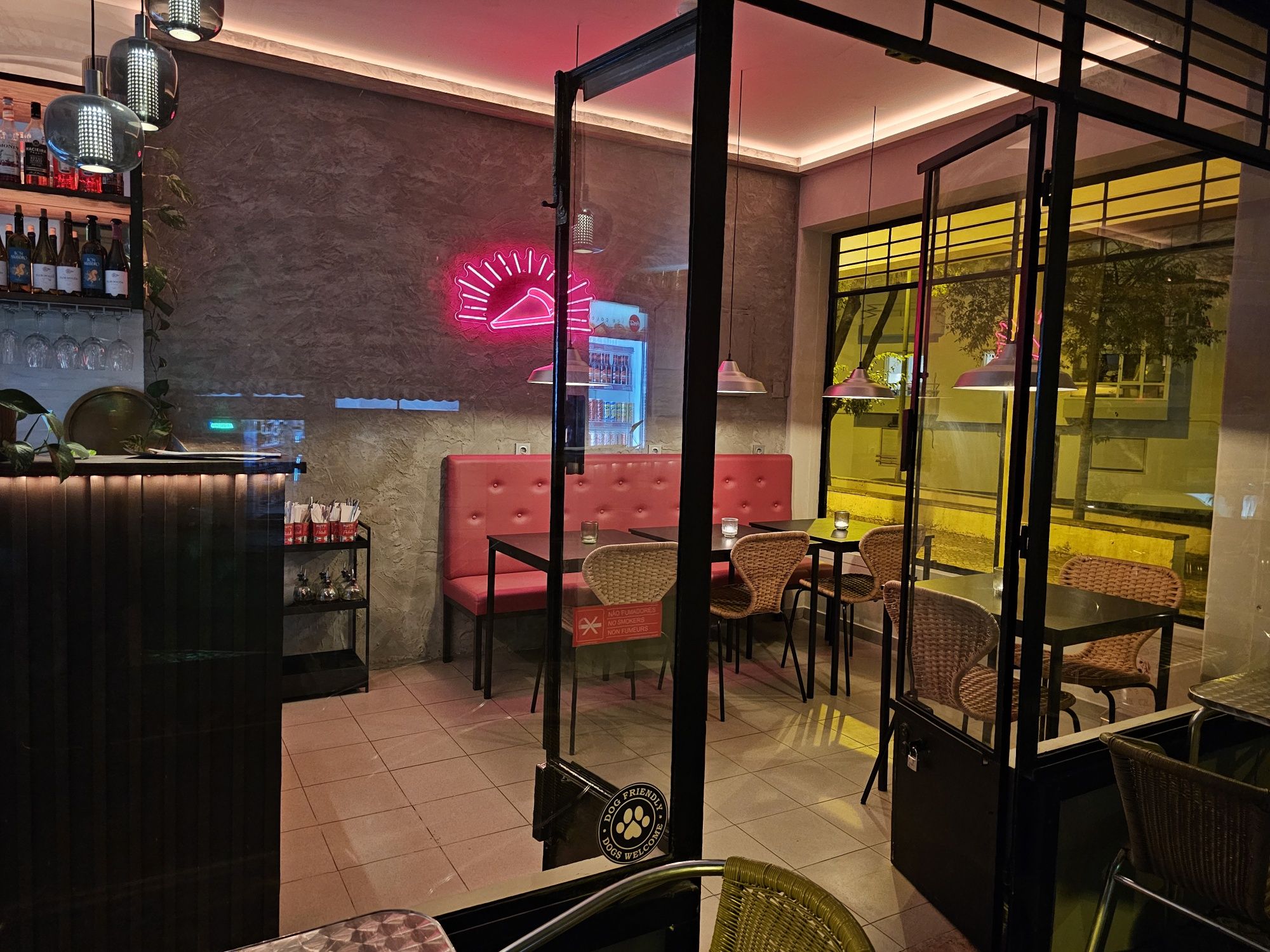 Trespasse Pizzaria remodelada em funcionamento
