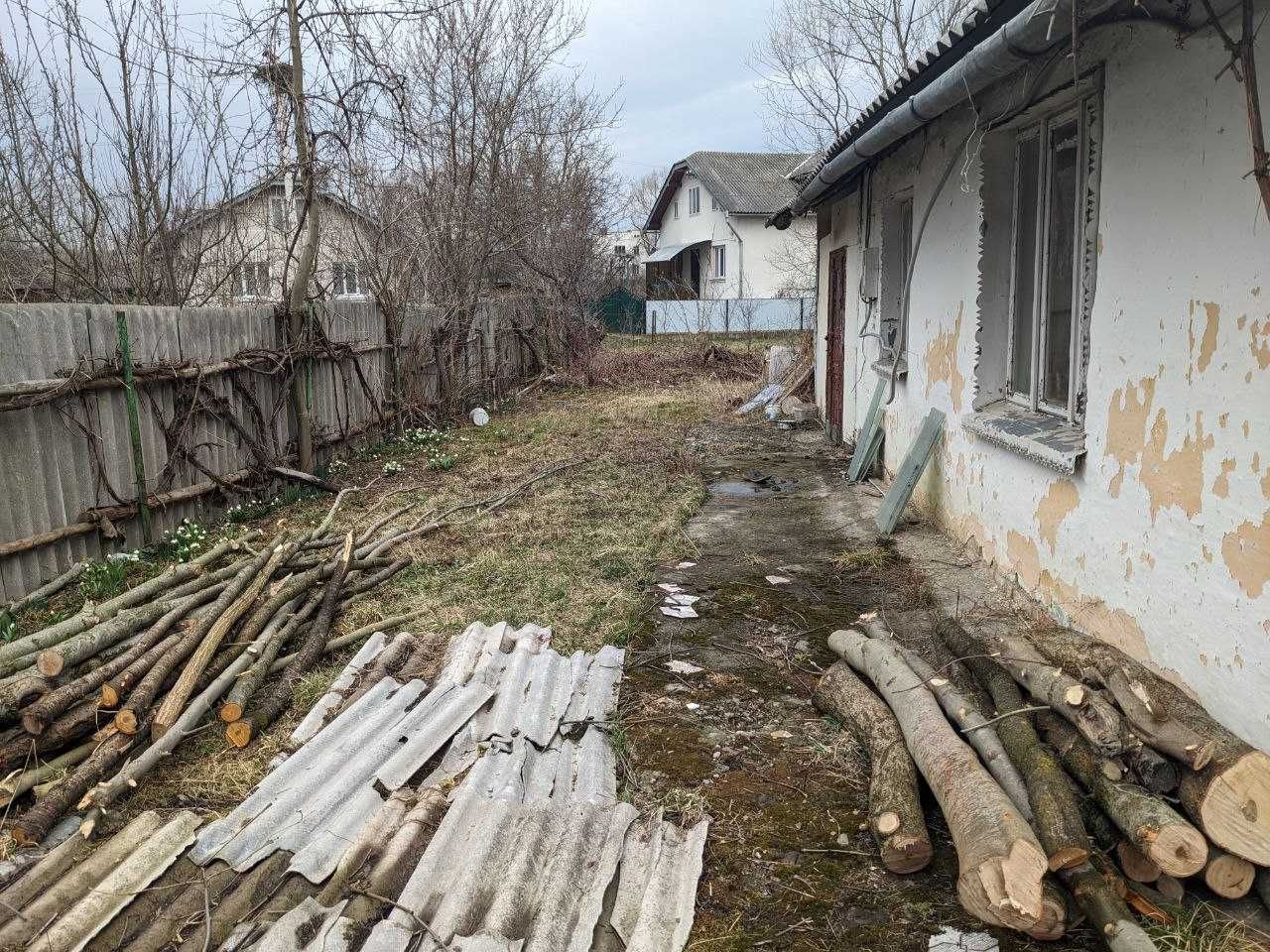 Продається земля 6 сот з будинком 20 м2  у с. Підлісся