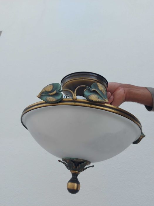 Lâmpada antiga de bronze com detalhes de folhas