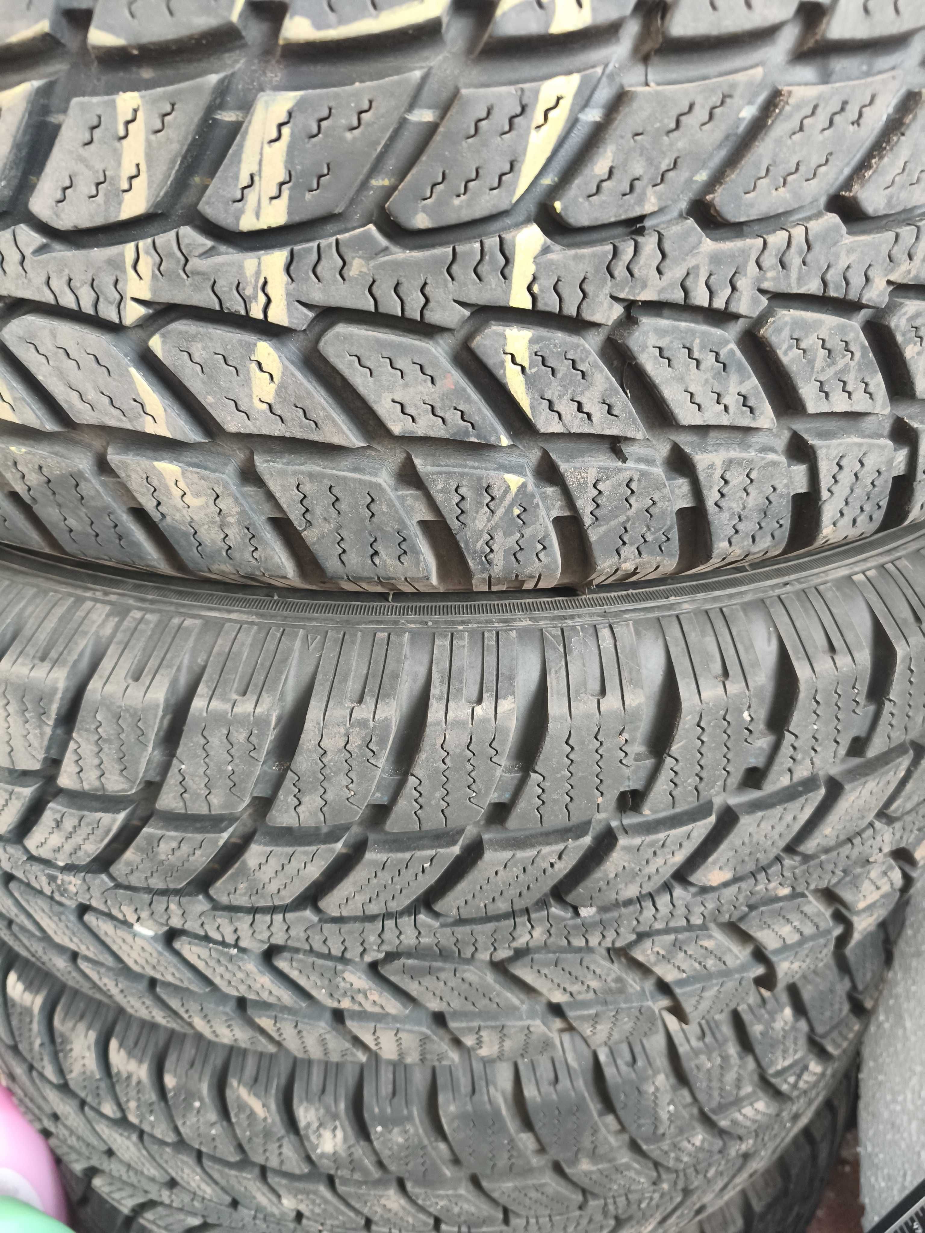 Продам шины зимние R16 215/70