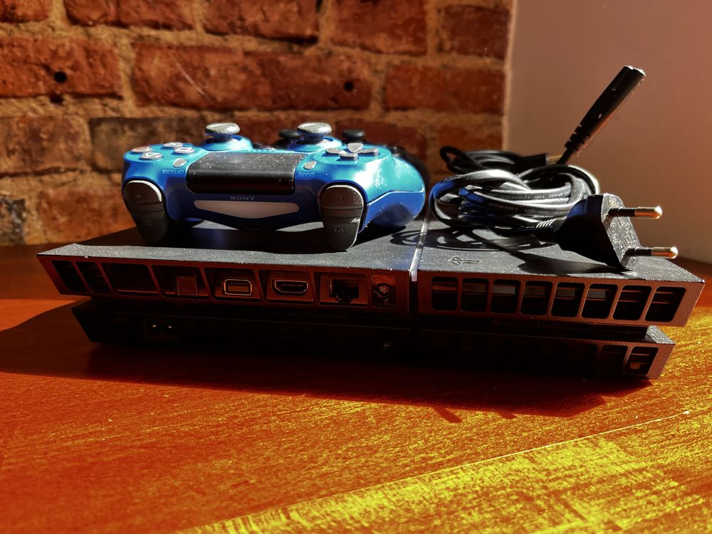 PlayStation 4 + 2 pady + 4 gry