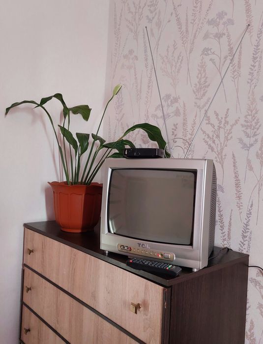 Продам телевізор TCL з приставкою Т2 і антенною