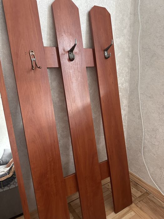 Вішалка і дзеркало в прихожу