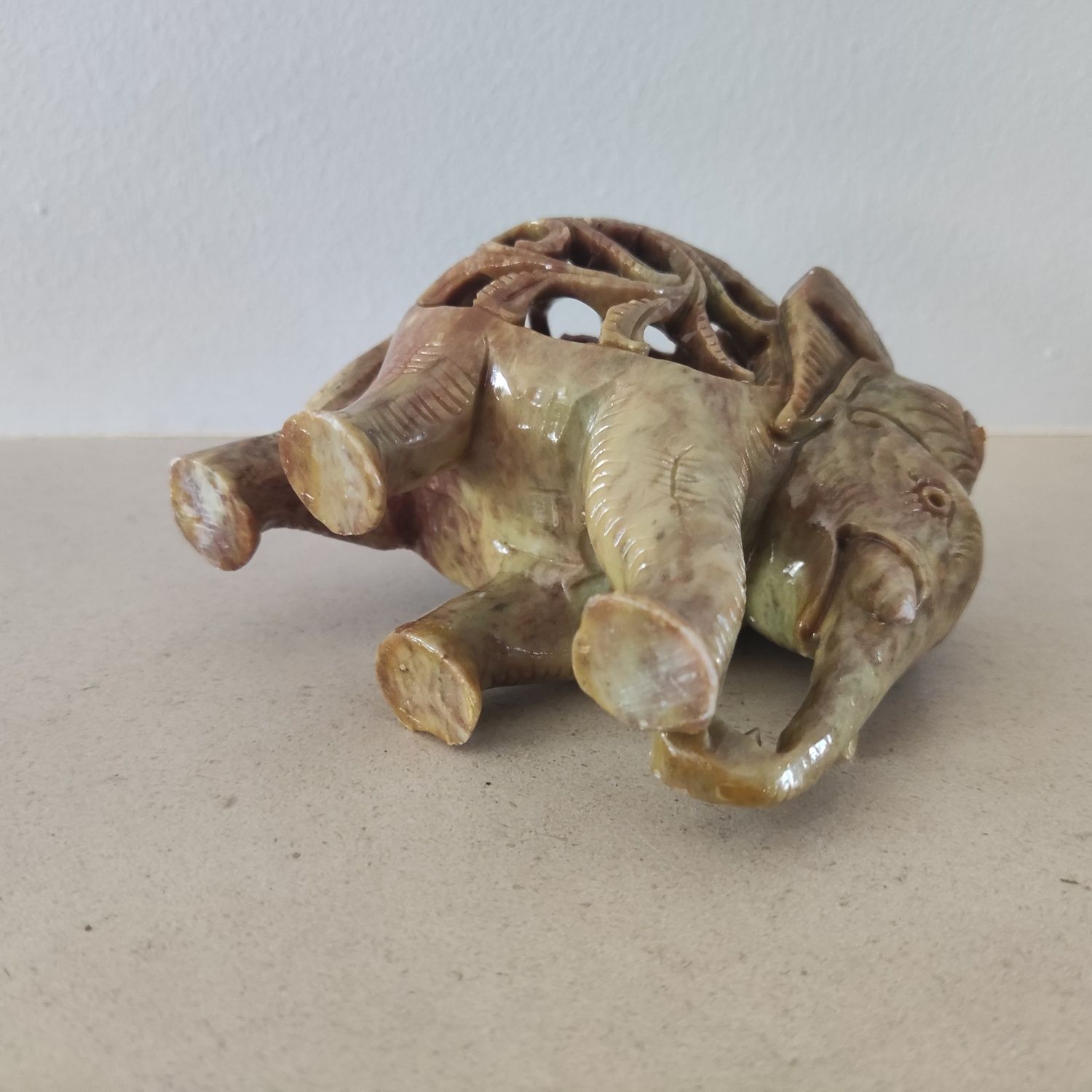 Pequena escultura de Elefante com bebe em pedra de sabão - antigo