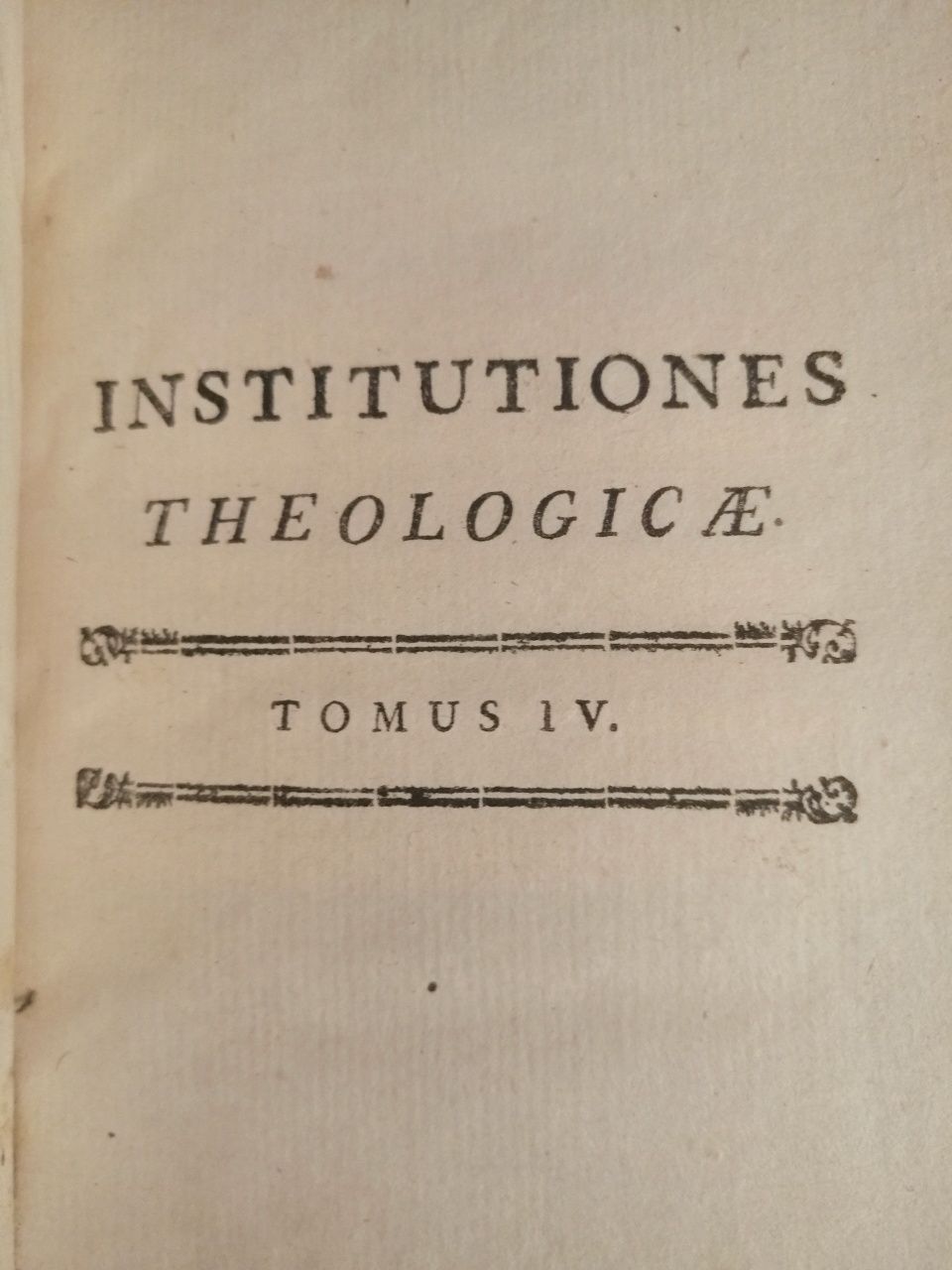 Livro antigo Institutiones Theologicae