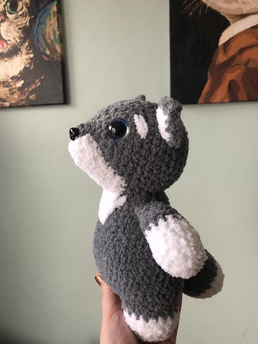 Pluszowy, puchaty wilk na szydełku