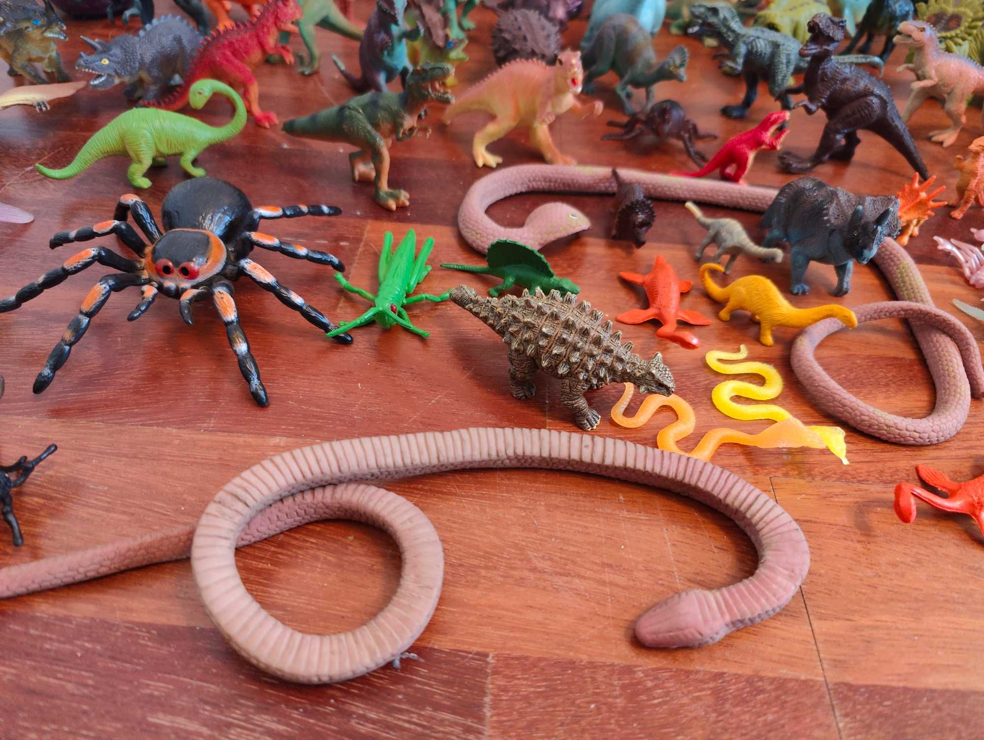 Duży zestaw dinozaurów i innych zwierzaków