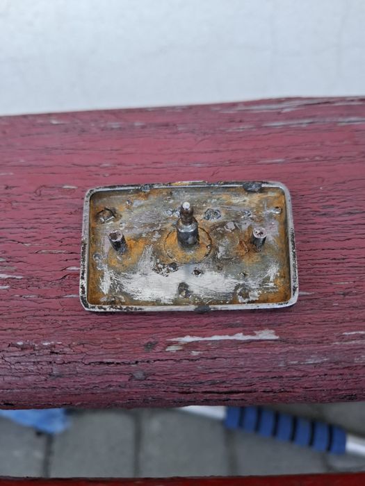 Zabytkowy znaczek emblemat Zastawa  prl