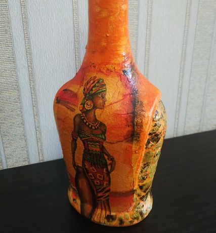 Африканская бутылка с художественной росписью.