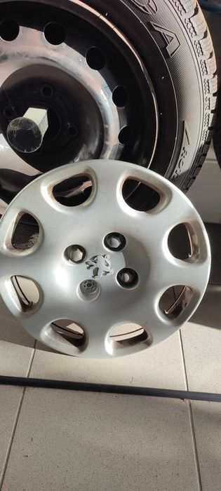 Sprzedam kompletne koła zimowe 175/65/R14 +śruby(stalowe felgi)
