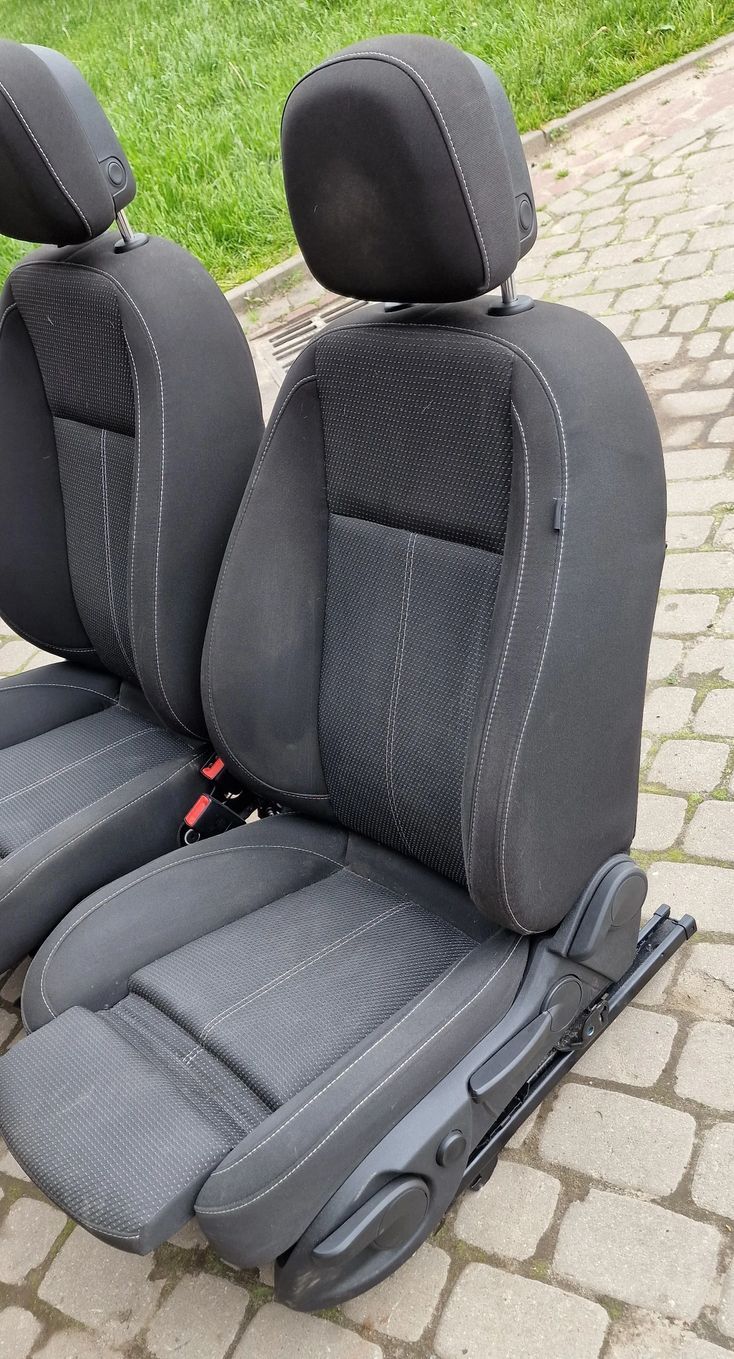 FOTEL PRZÓD PRAWY LEWY REGULOWANY GRZANY OPEL ASTRA IV KOMBI