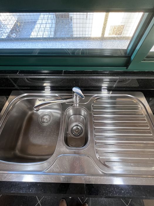 Banca lava louça inox Fagor e torneira Roca