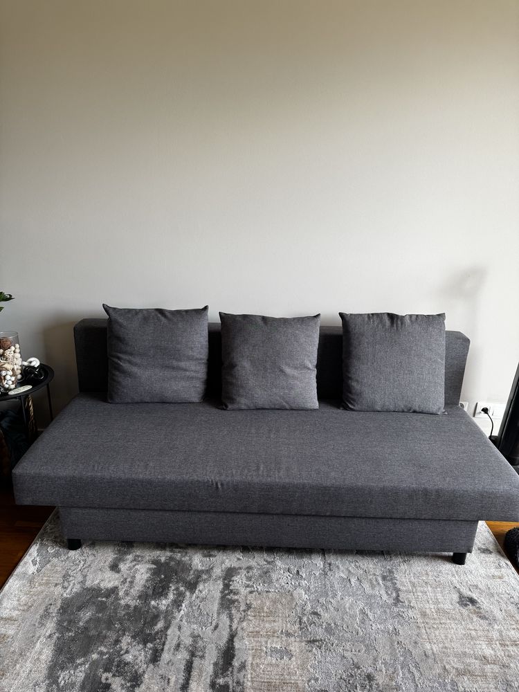 Sofa rozkładana z pojemnikiem na pościel