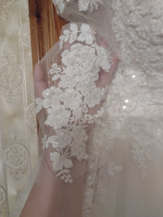 Біла весільна сукня