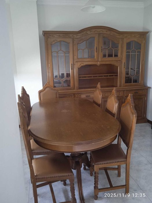 Mobilia sala jantar em castanho