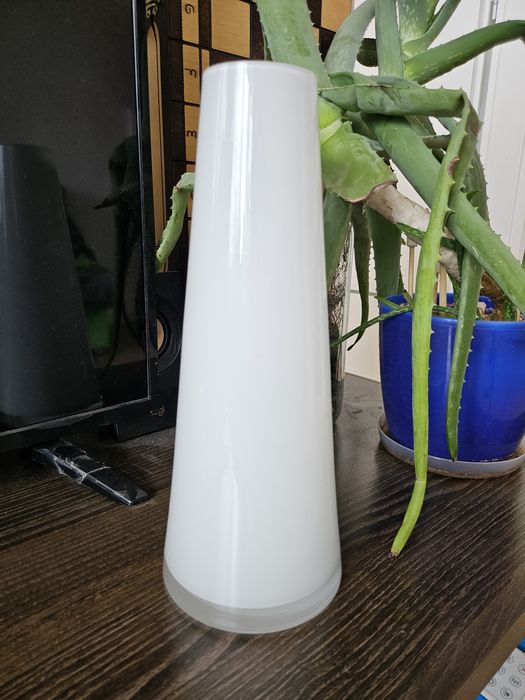Elegancki biały wazon