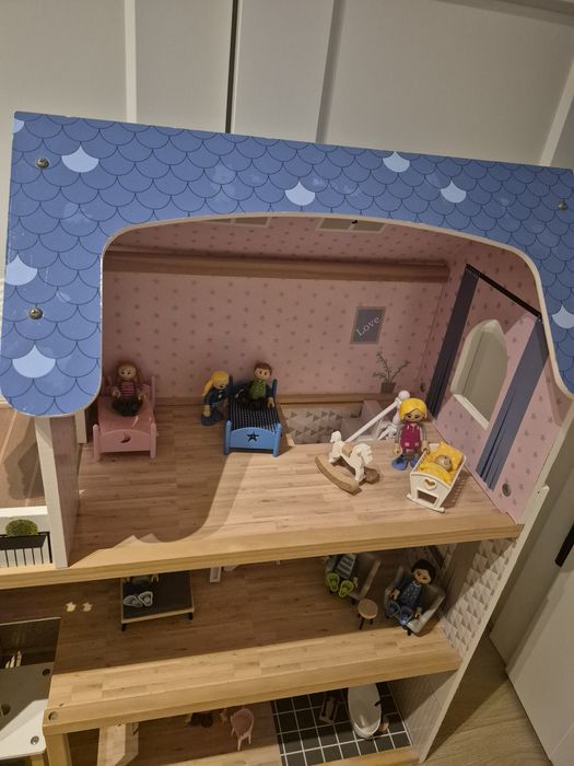 Drewniany domek dla lalek z mebelkami lidl