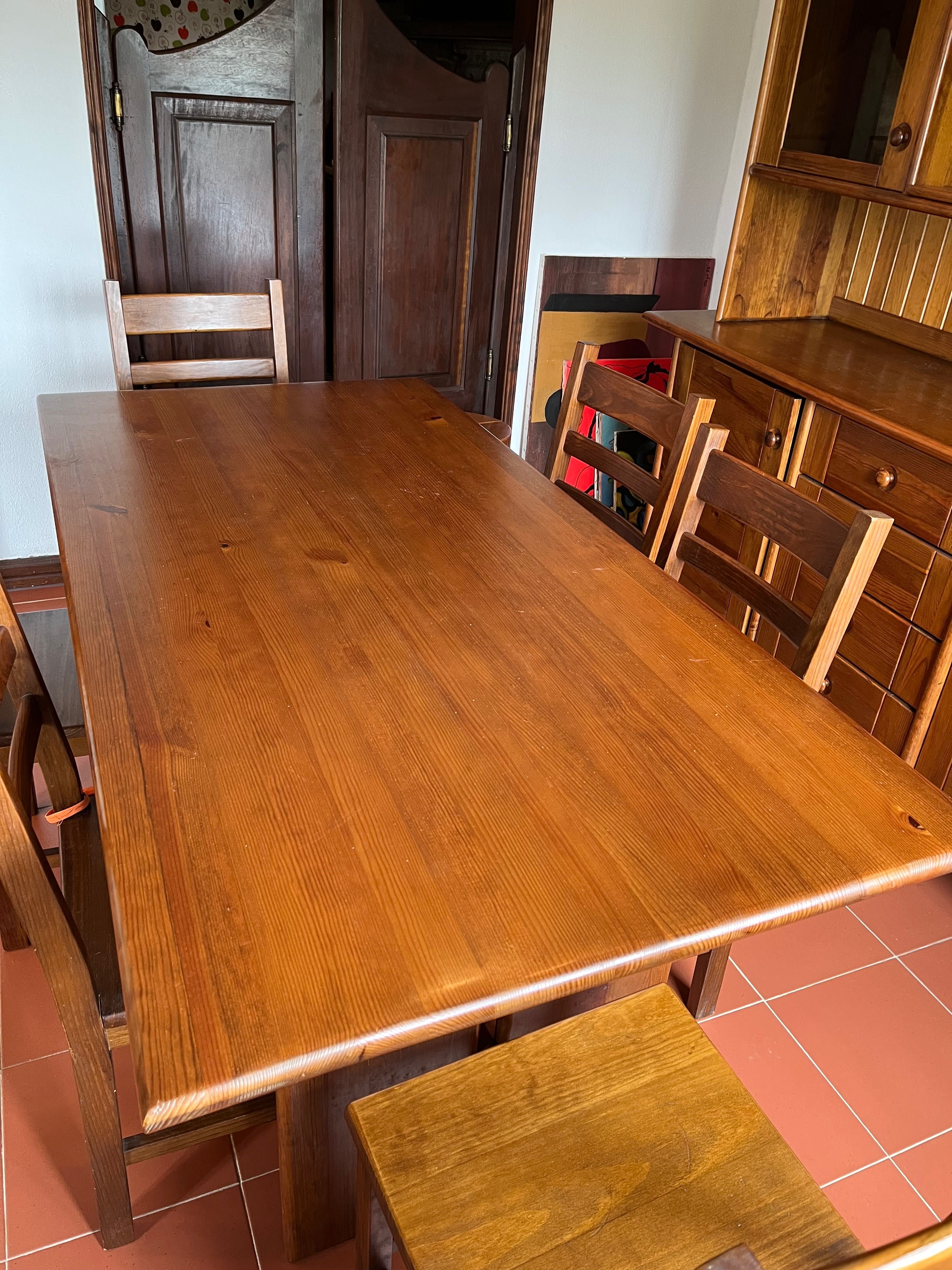 Conjunto sala de jantar (louceiro e mesa + 6 cadeiras)