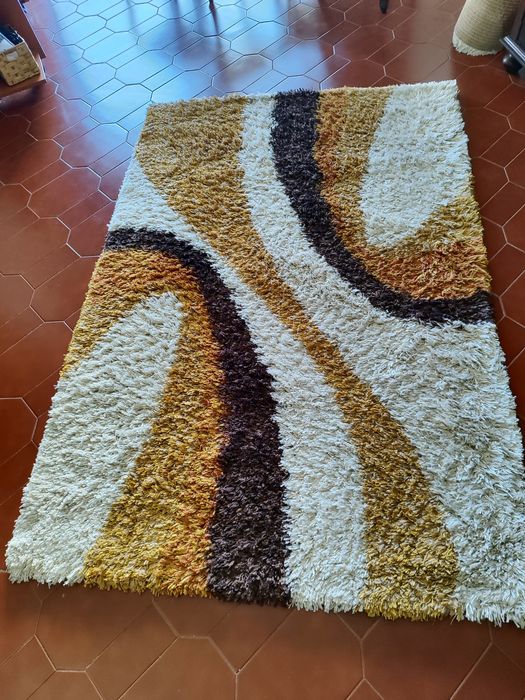 Vendo tapete de pelo médio com 1,90cm x 1,40cm . Limpo em lavandaria.