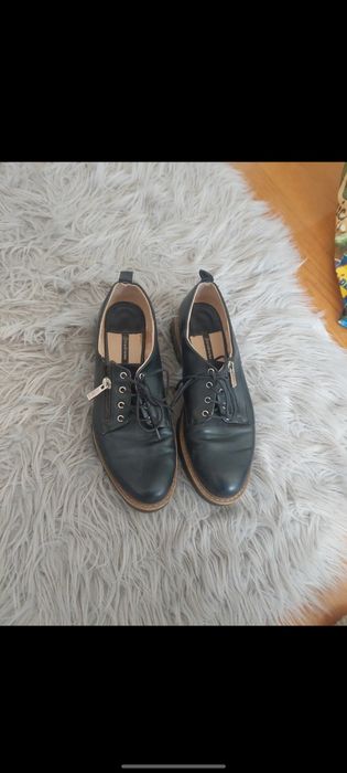 Sapatos com atacador e fecho