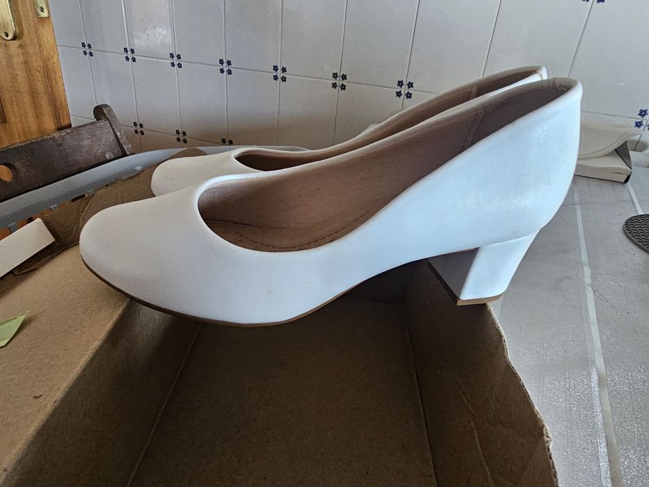 Sapatos brancos almofadados