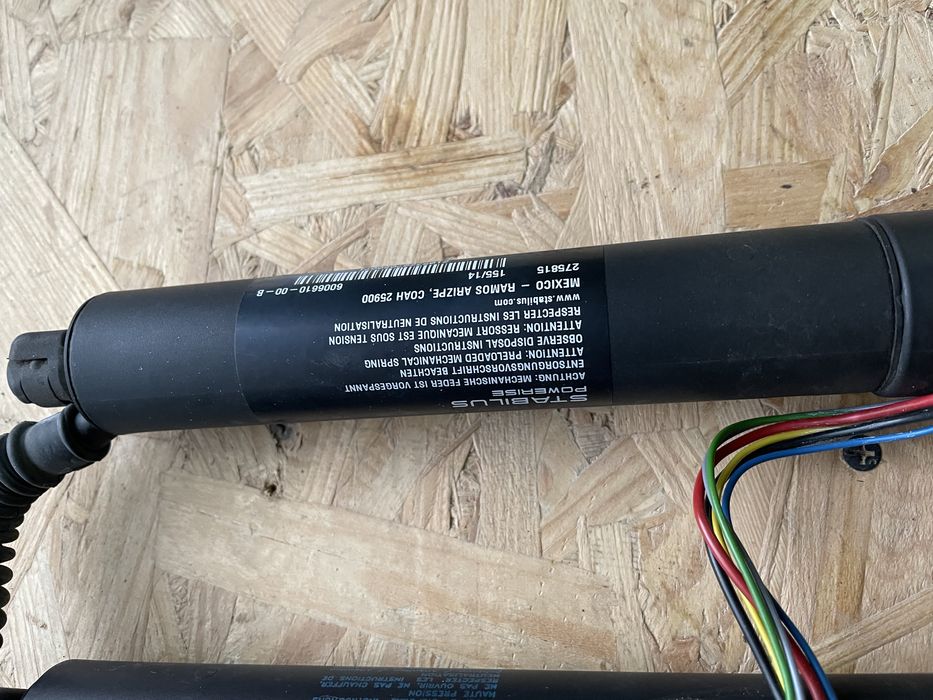 Амортизатор кришки багажника Tesla Model Y опора ляди Тесла Модел У