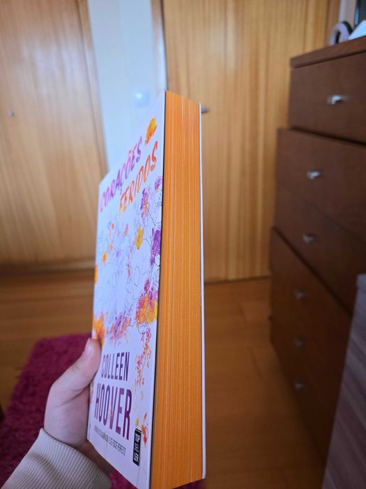 Livro "corações feridos" colleen hoover