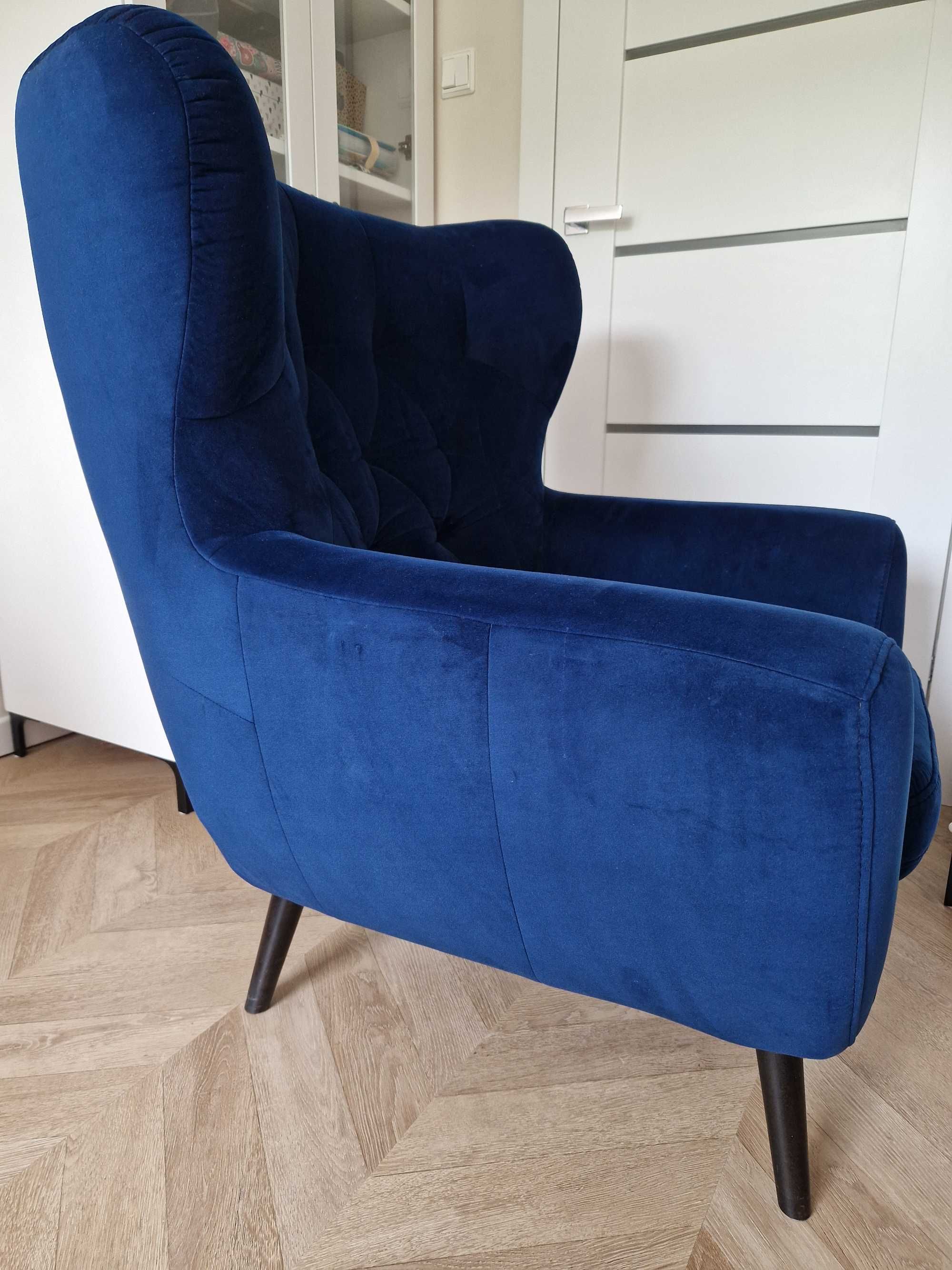 Granatowy welurowy fotel Voss Gala Collezione