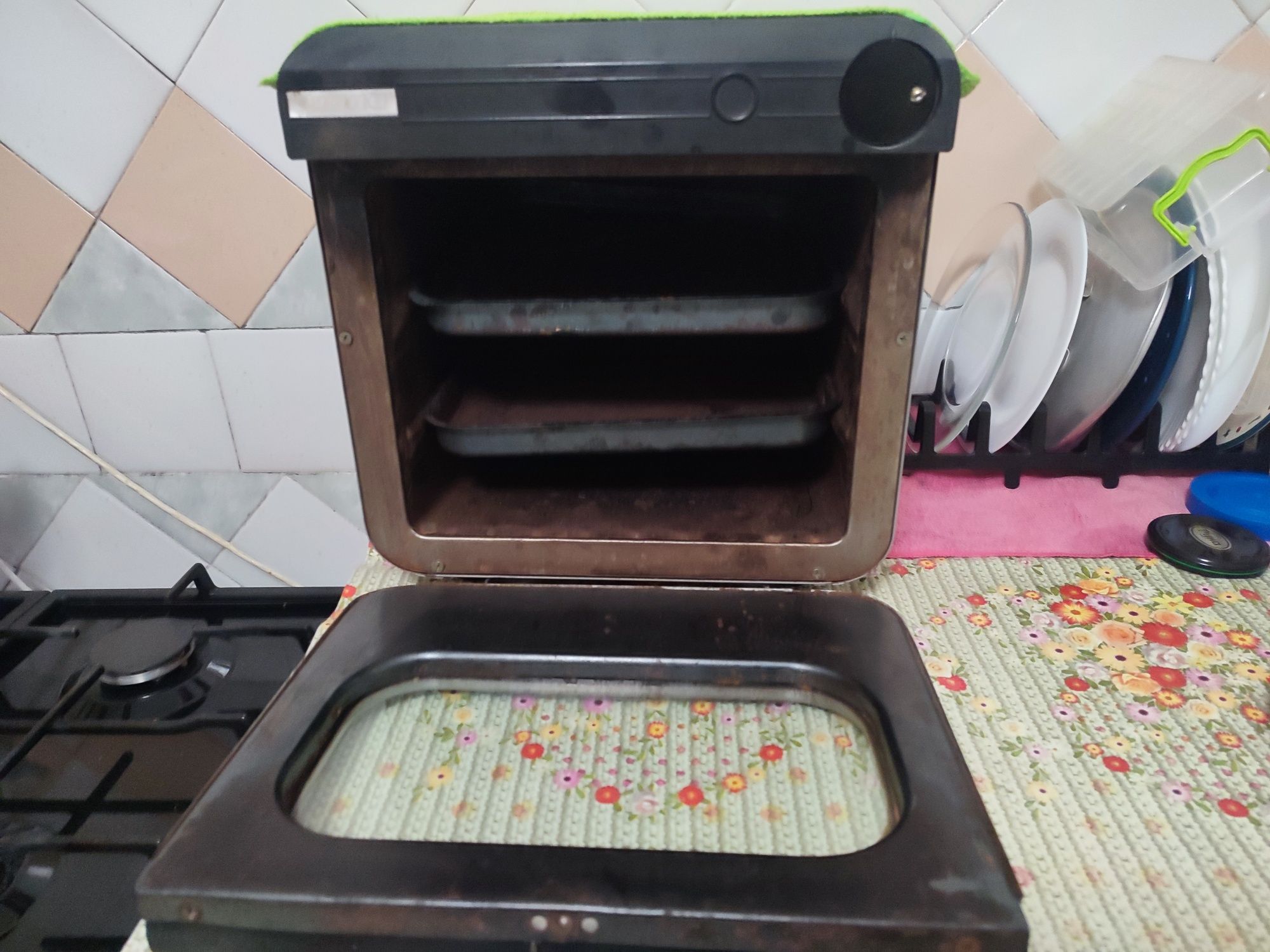 Духовка електрична в доброму стані